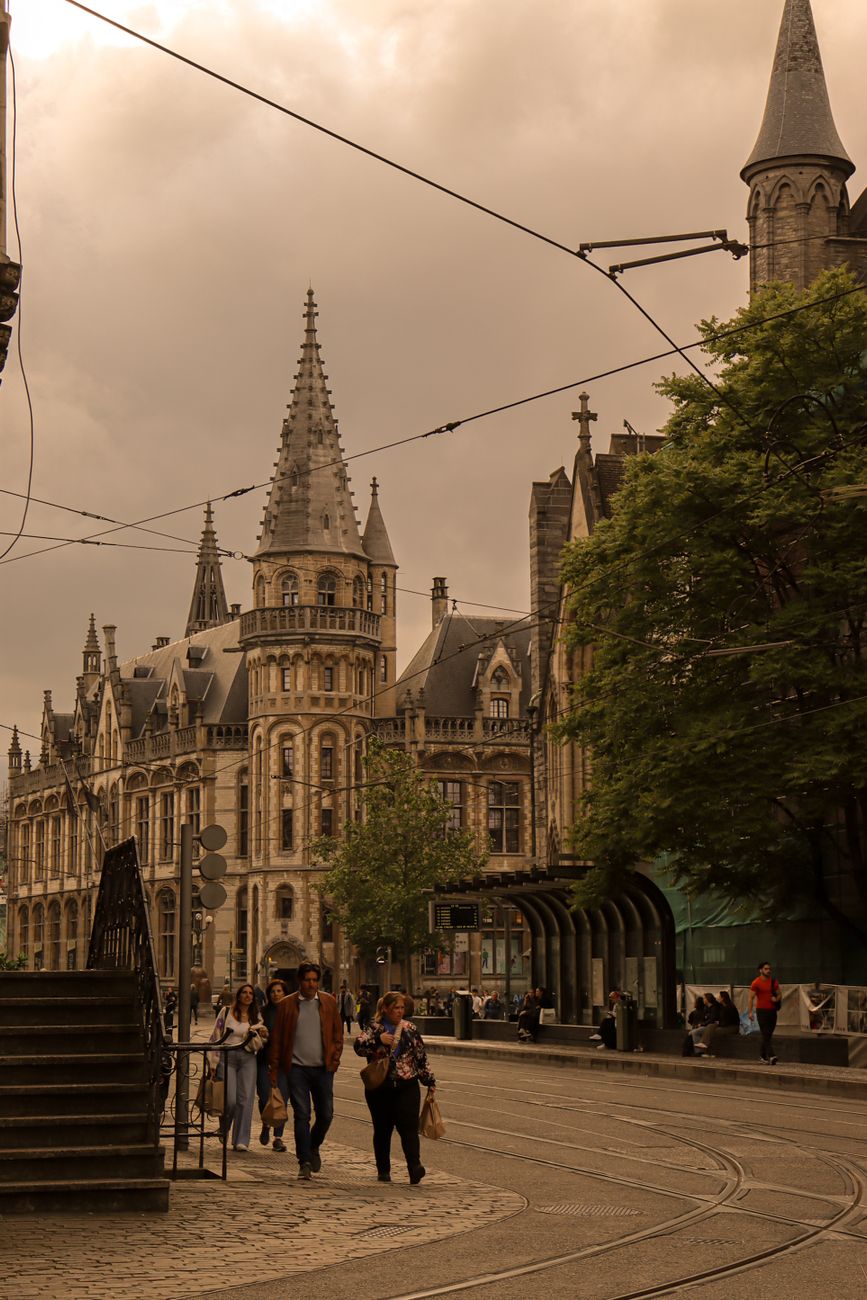 Gezellige straatjes in een historische Belgische stad