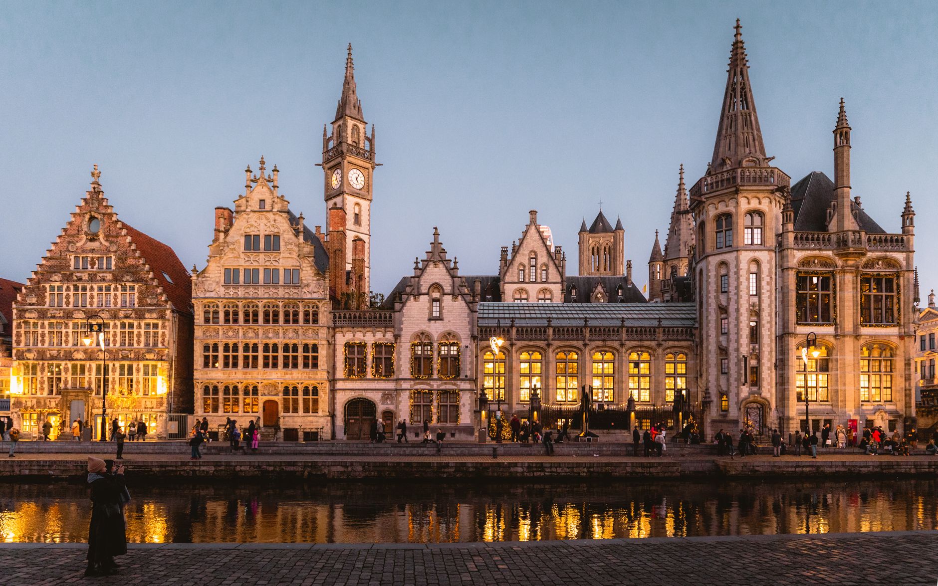 Prachtig verlichte historische gevels aan het water in Gent