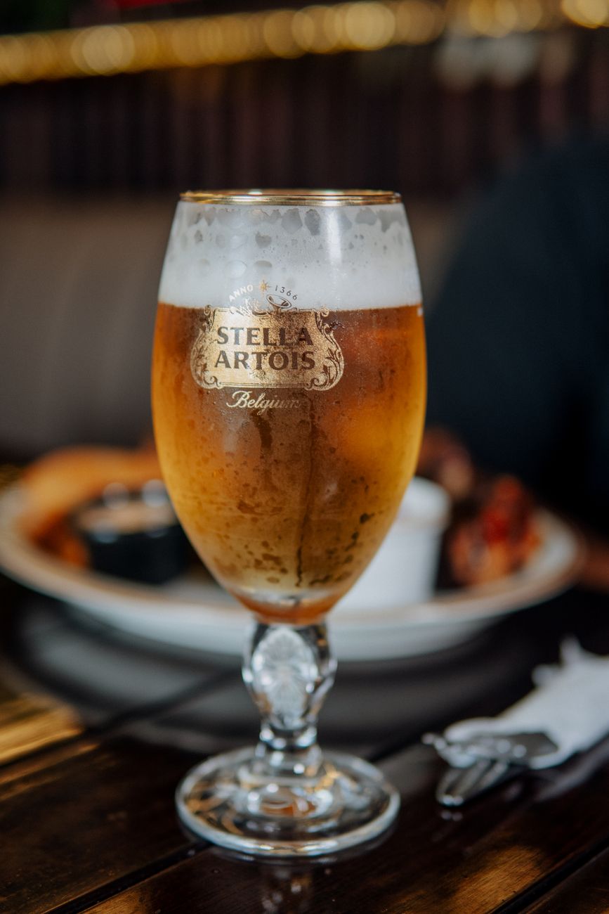 Klassiek Belgisch glas bier in een sfeervolle bruine kroeg