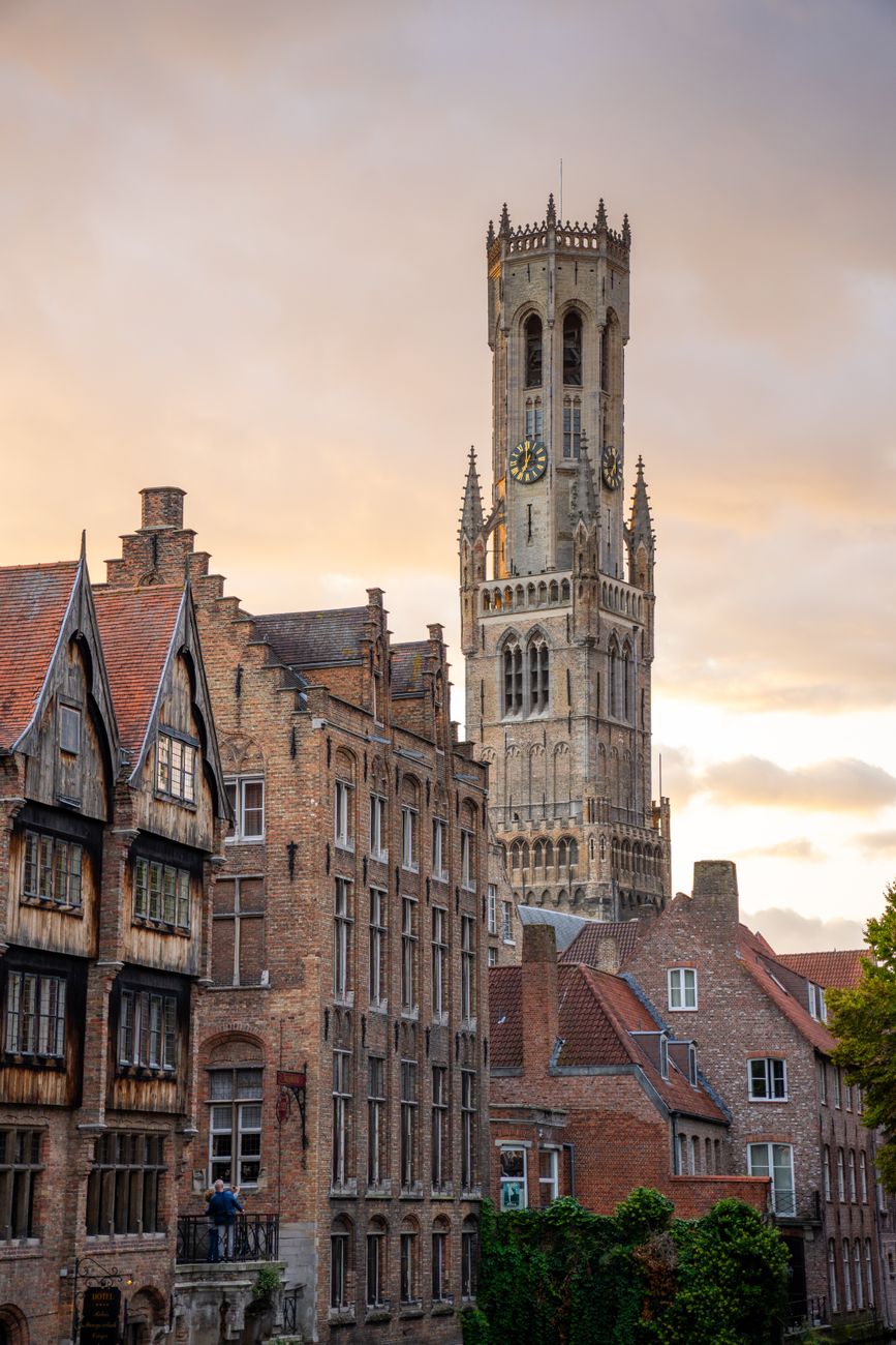 Belgische historische architectuur met verlichting